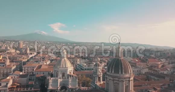 以Etna山为背景的ValdiCatania的Militello视图视频的预览图