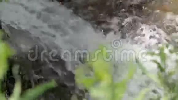 瀑布泡沫自然视频的预览图