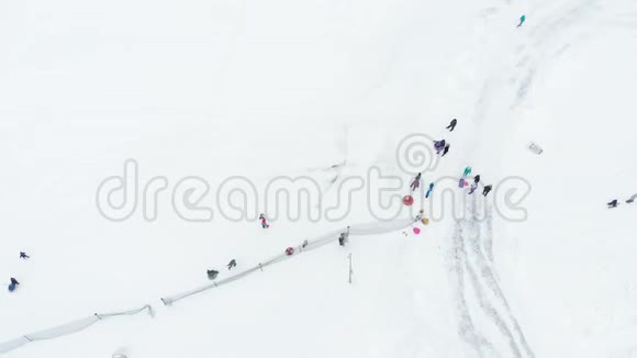 快乐的人们在冬季公园的雪地上玩得开心航测直升机射击视频的预览图