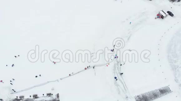 快乐的人们在冬季公园的雪地上玩得开心航测直升机射击视频的预览图