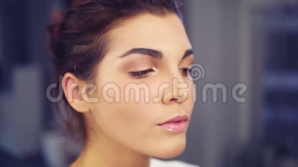 专业化妆师在模特的眼睛上涂上睫毛膏在美容时尚行业工作后台专业人员视频的预览图