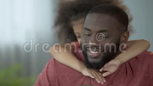 孩子以温柔保护和可靠的态度拥抱她心爱的父亲视频的预览图