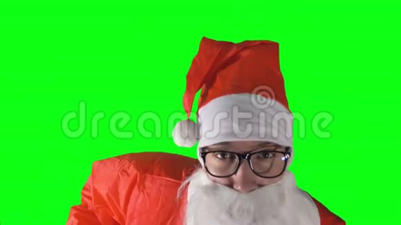 在圣诞老人上的特写镜头并看着摄像机视频的预览图