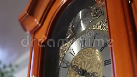 有钟摆的老式木钟有钟摆的老式木钟有钟摆的老式木钟视频的预览图