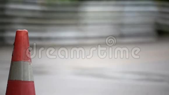 在潮湿的赛道上赛车视频的预览图