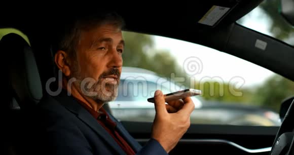 商人在车里用手机说话视频的预览图