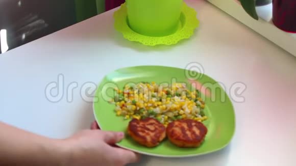 一个女人把一道现成的菜放在桌子上三文鱼肉和米饭与蔬菜的油炸小切旁边放餐具视频的预览图