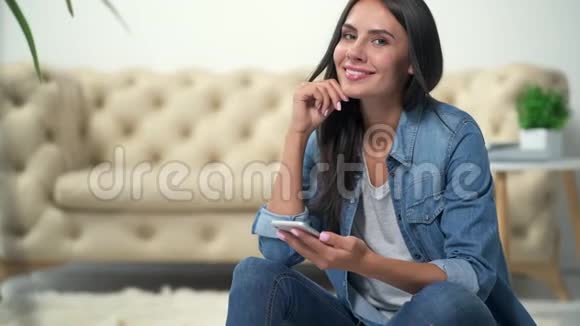 一个快乐的女人在家休息的多利滑梯视频的预览图