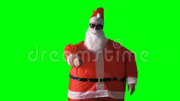 绿色背景上的圣诞老人拍手表示赞同视频的预览图