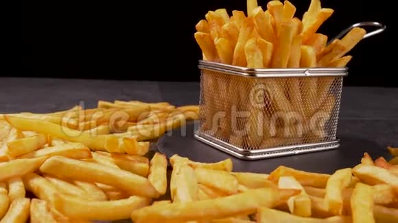 炸薯条放在小煎篮里视频的预览图