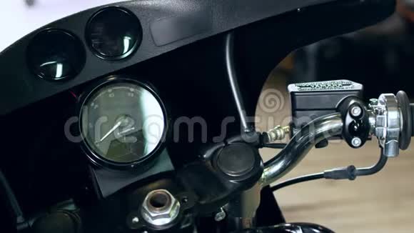 自行车启动点火现代摩托车数字仪表视频的预览图
