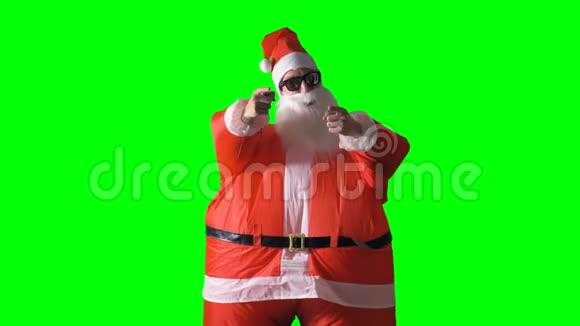 在绿色背景上的圣诞老人做大拇指和拇指向下的手势视频的预览图
