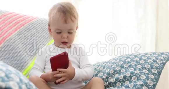 一个人坐在椅子上用智能手机的孩子视频的预览图