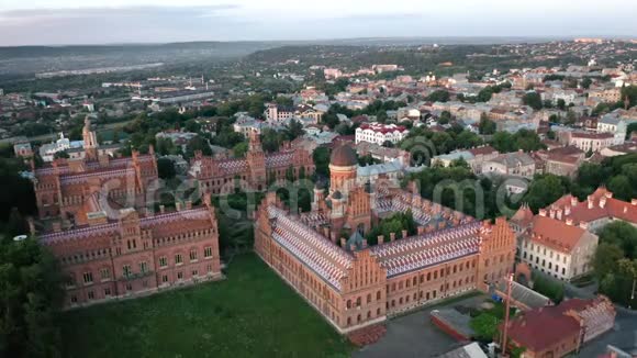 乌克兰Chernivtsi有漂亮建筑的老教堂从上面可以看到空中景色视频的预览图
