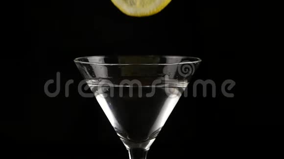 女人手在黑暗中准备一杯柠檬鸡尾酒派对概念慢动作视频的预览图