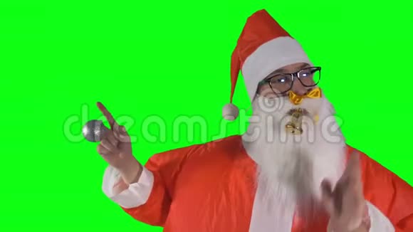 绿色背景上的圣诞老人玩圣诞装饰品视频的预览图