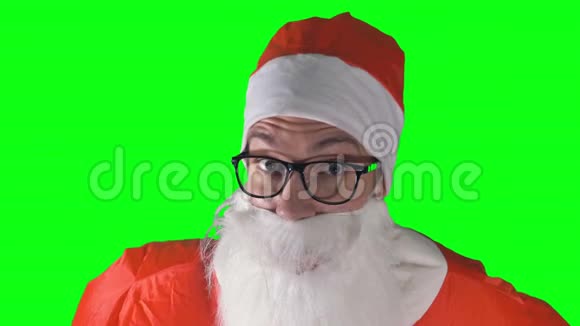 一个关于圣诞老人喝蓝色杯子的特写视频的预览图