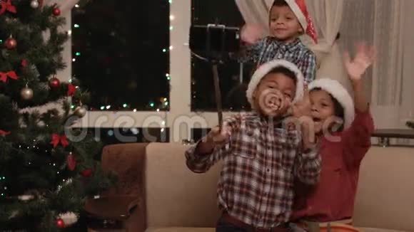 三个孩子拍圣诞自拍视频的预览图