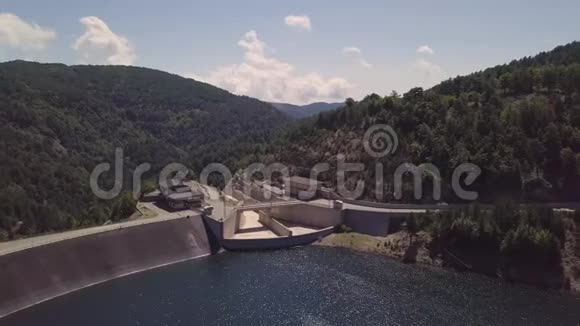 意大利卡拉布里亚一个淡水湖和水电大坝的4k天线视频的预览图