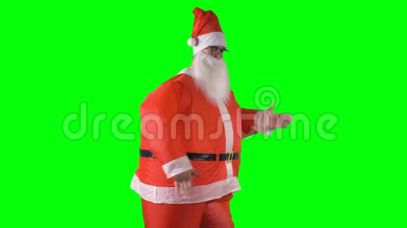圣诞老人用双手在绿色背景上做机器人动作视频的预览图