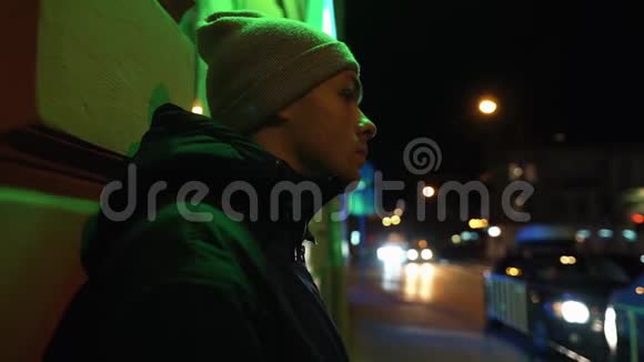 孤独的年轻人漫步在夜城视频的预览图