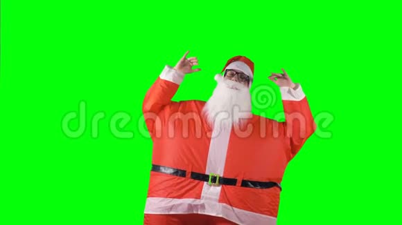 圣诞老人在绿色背景上做水平手移动视频的预览图