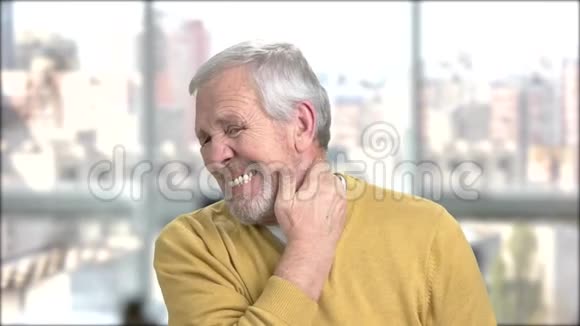 颈肩部疼痛的老人视频的预览图
