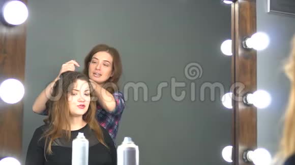 年轻女子在客厅理发前梳头的镜子反映视频的预览图