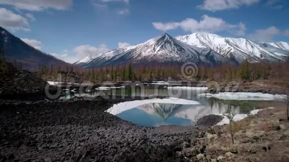 飞过湖面浮冰雪山环绕视频的预览图