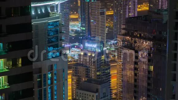 迪拜码头夜间交通摩天大楼视频的预览图