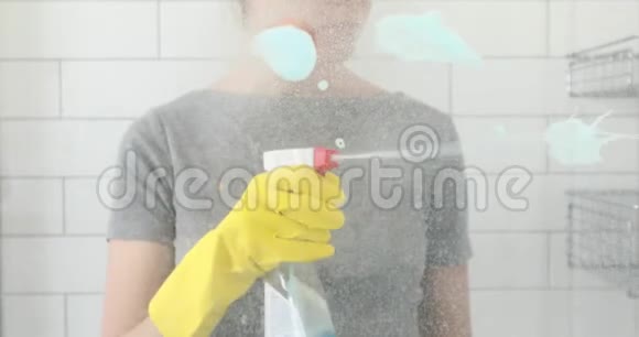 家庭主妇用清洁喷雾做窗户视频的预览图