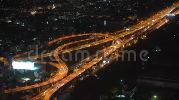 一个大城市晚上的车辆流量视频的预览图