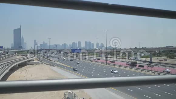 迪拜一条宽阔的多车道公路从地铁口看视频的预览图