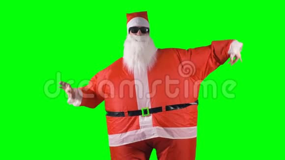 圣诞老人在绿色背景下做手臂波浪舞动作视频的预览图