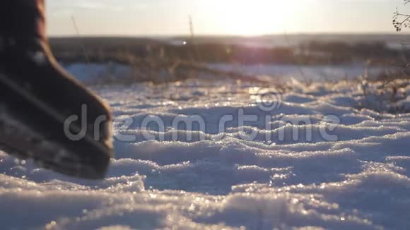 寂寞的男人走在雪地里合上男人的鞋子散步的概念慢动作视频的预览图