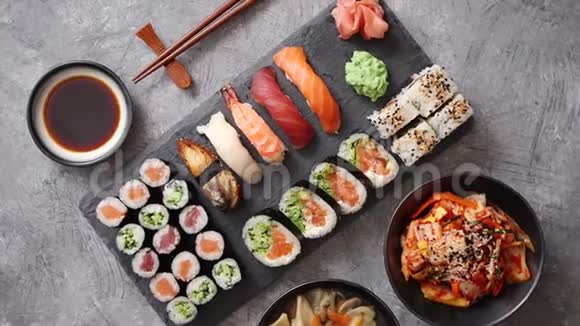 摆放在黑石板上的各种寿司视频的预览图