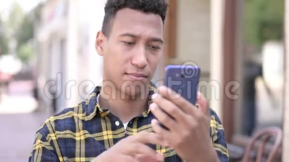 年轻的非洲男人为智能手机的丢失而烦恼视频的预览图