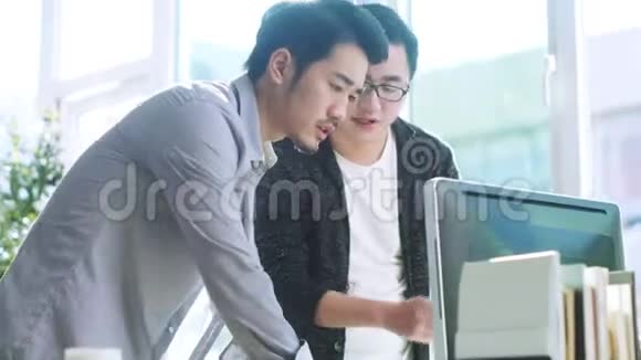 两个商人用电脑分析数据视频的预览图