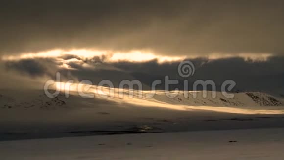 冬天傍晚的日落在冻土带的山丘上视频的预览图