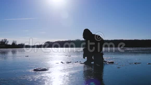 冬季捕鱼冬天阳光明媚的一天湖上的渔夫视频的预览图