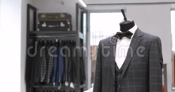 男士服装店内部男人西装男人衬衫昂贵的精品店在精品店买衣服视频的预览图