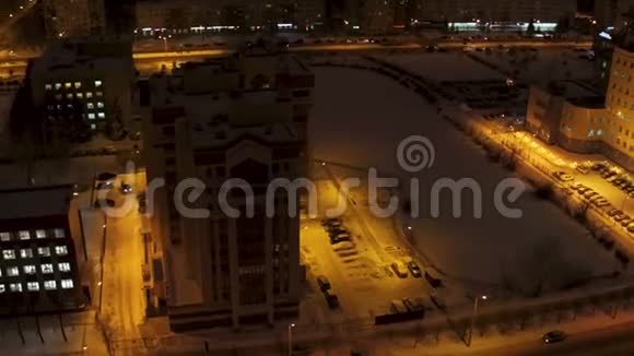 夜间城市现代建筑覆盖着雪空中视频的预览图