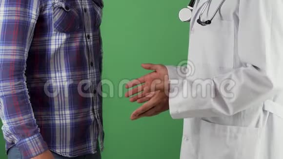 医生和他的病人握着双手视频的预览图