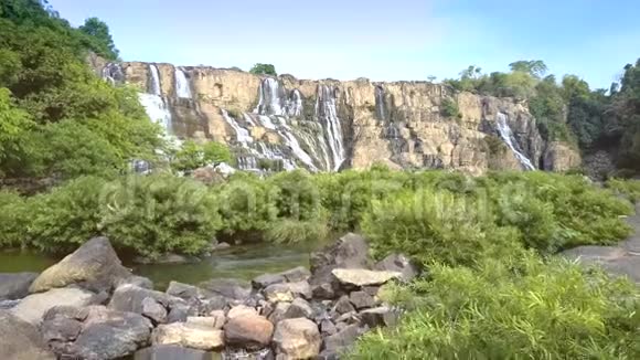 令人难以置信的景观Pongour瀑布与河流灌木视频的预览图