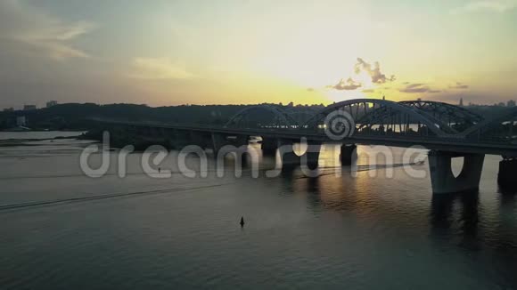 空中镜头日落时分飞升至基辅桥上方视频的预览图