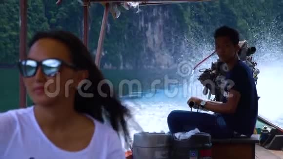 泰国人带着一个女孩在长尾船上展望未来视频的预览图