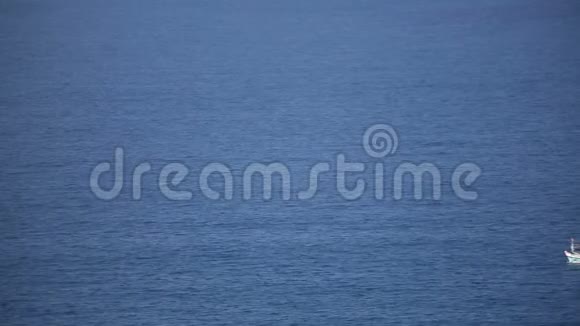 在蓝色海洋中从右到左航行的渔船视频的预览图
