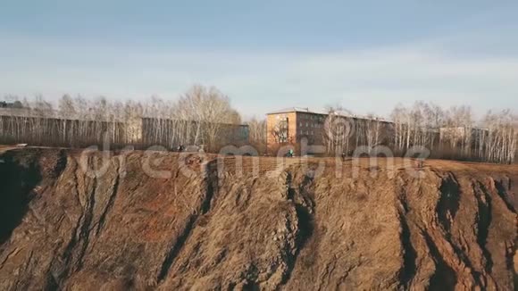 西伯利亚山河的悬崖视频的预览图