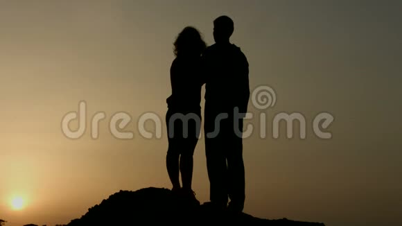 幸福的一对夫妇一起享受日落带着希望展望未来视频的预览图