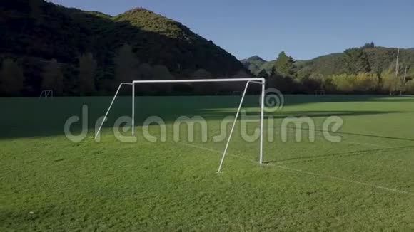 空中足球足球场通过球门柱飞行4k截击视频的预览图